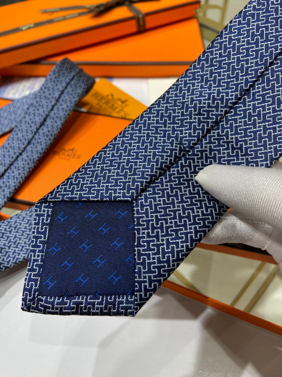 Twill silk hollow H letter tie 1824053005