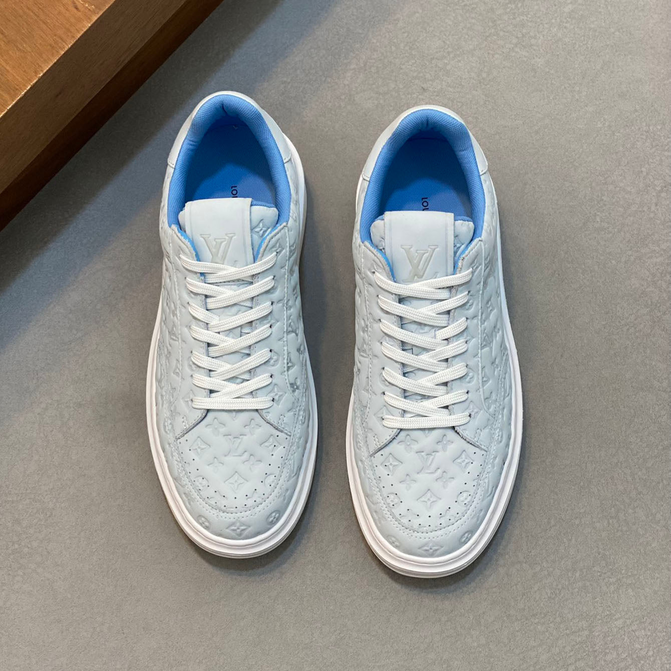 L Casual embossed sneakers 1824081201