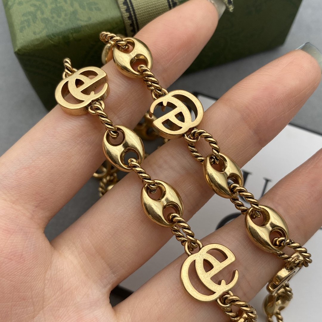 G Metal necklace