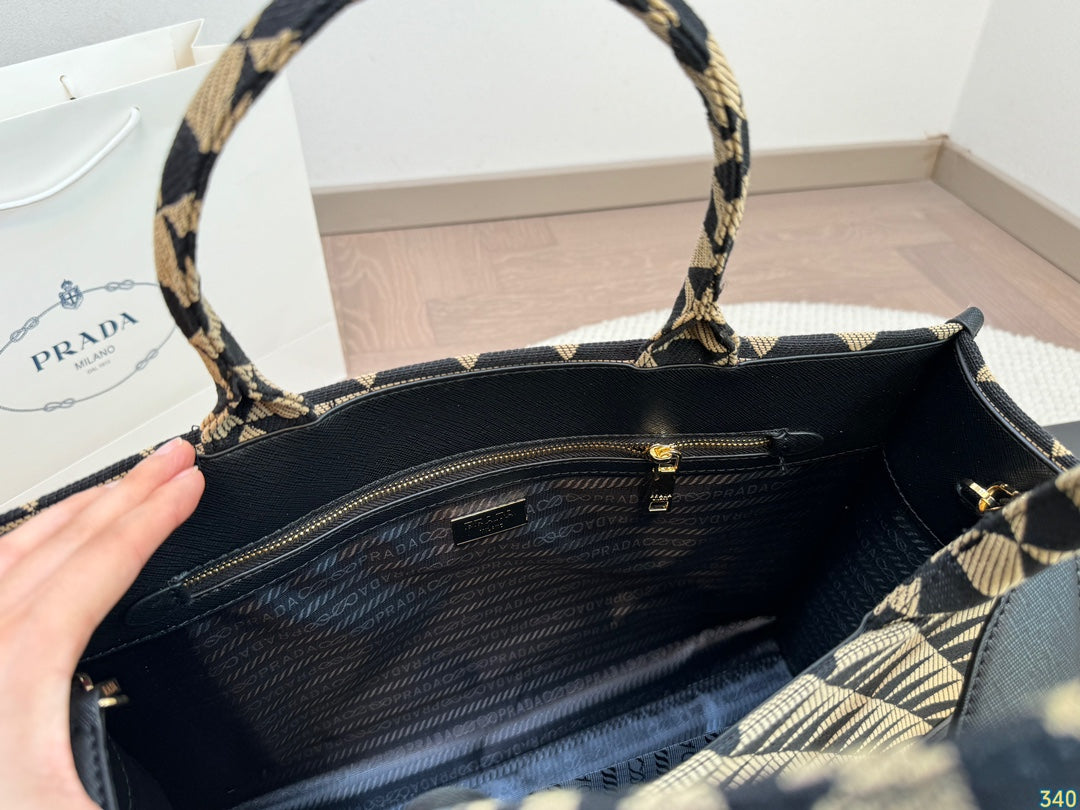 PR handbag 1824082611