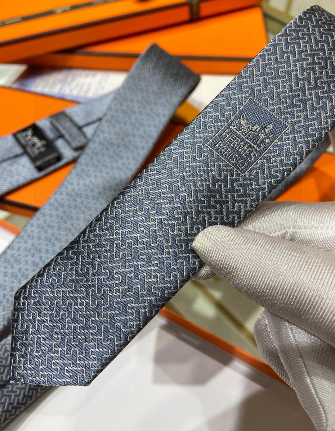 Twill silk hollow H letter tie 1824053005