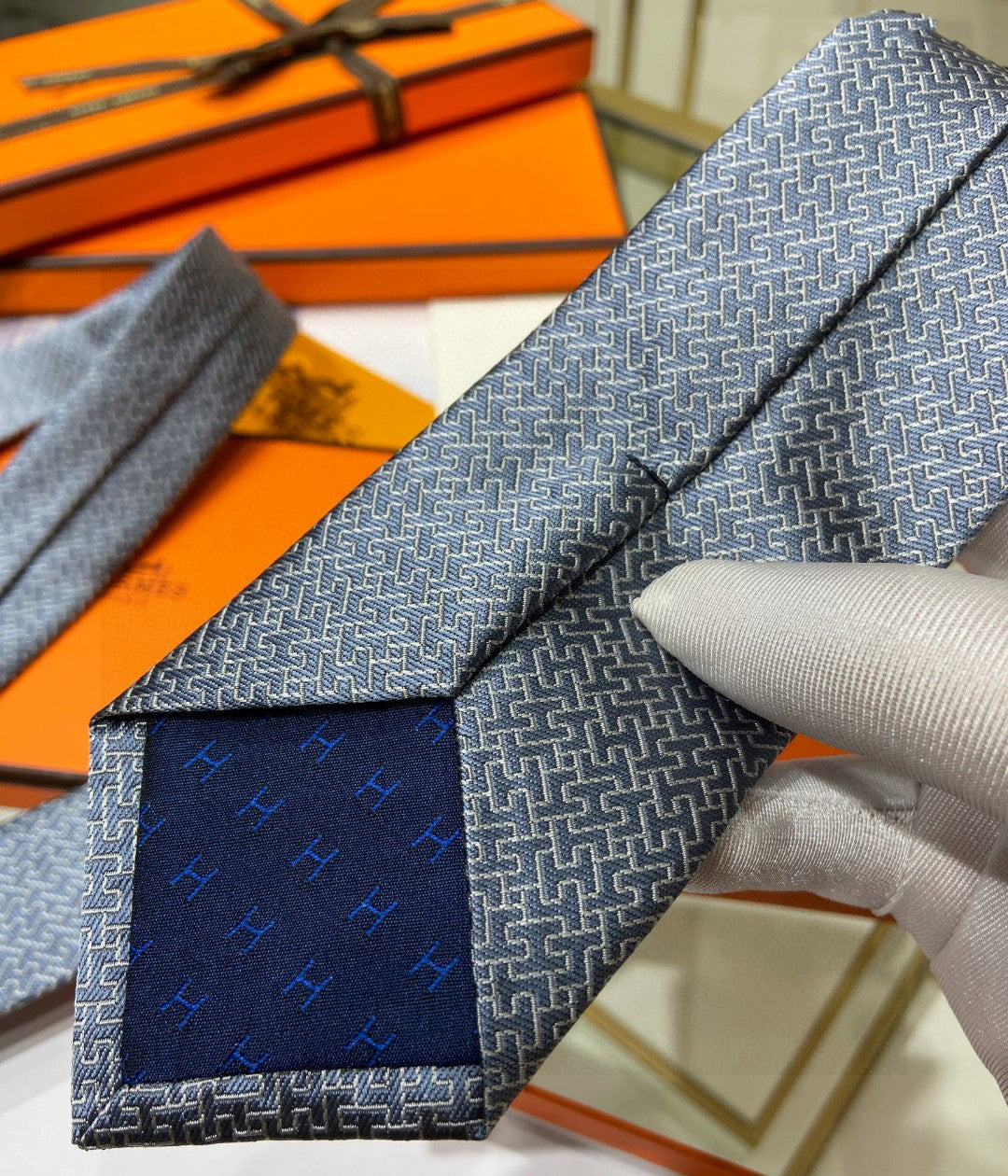 Twill silk hollow H letter tie 1824053005