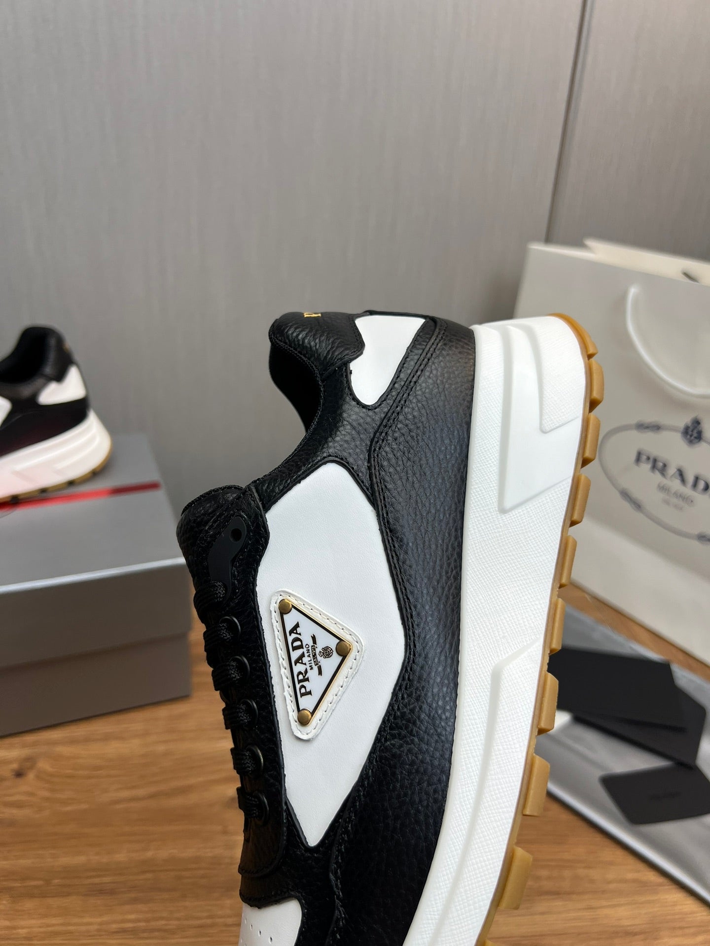 PR Cowhide stitching sneakers 1824102502