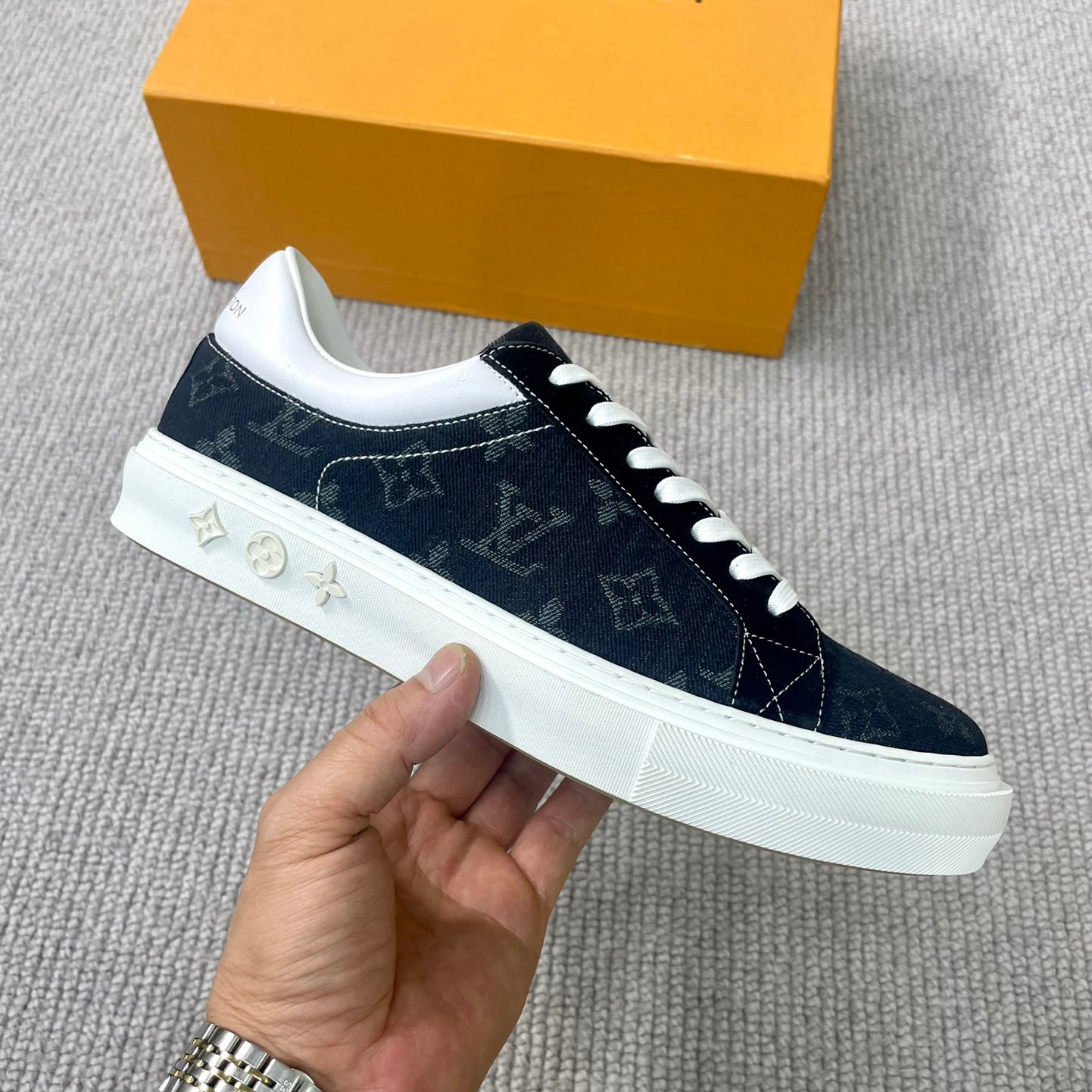 L fashionable casual sneakers 1824070203
