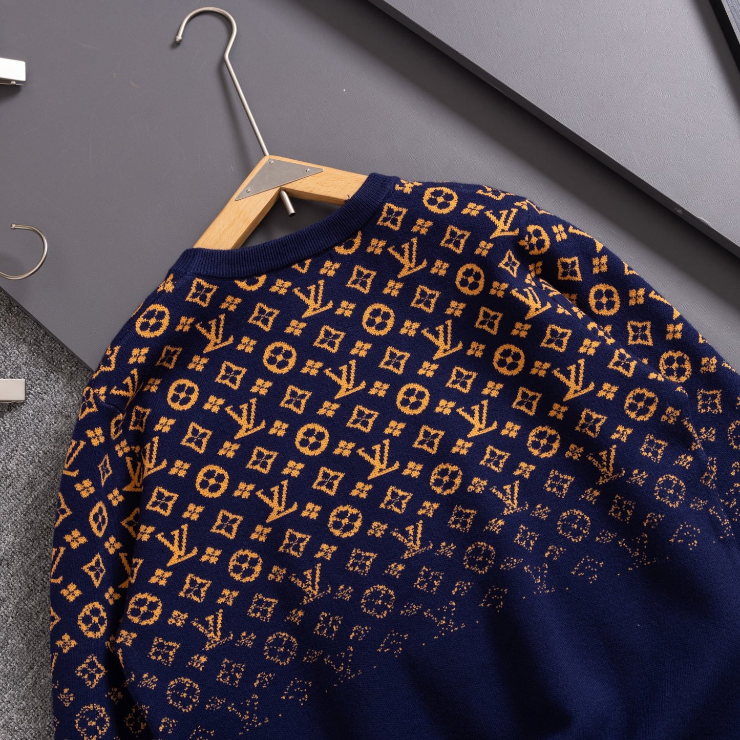 LV Gradient sweater 1824102102