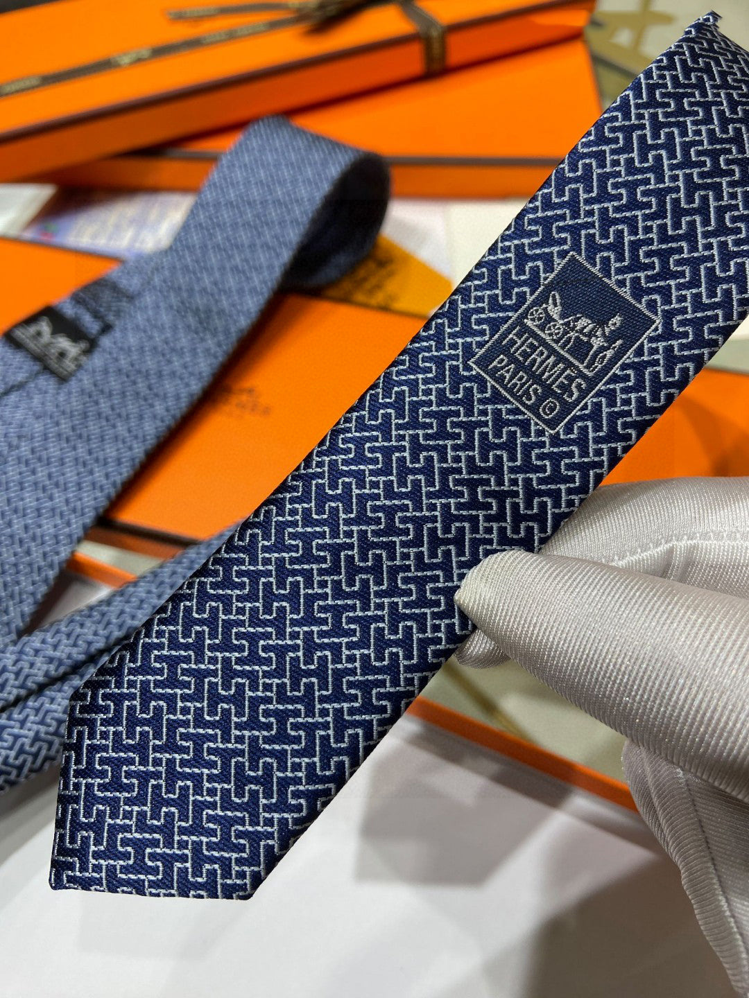 Twill silk hollow H letter tie 1824053005