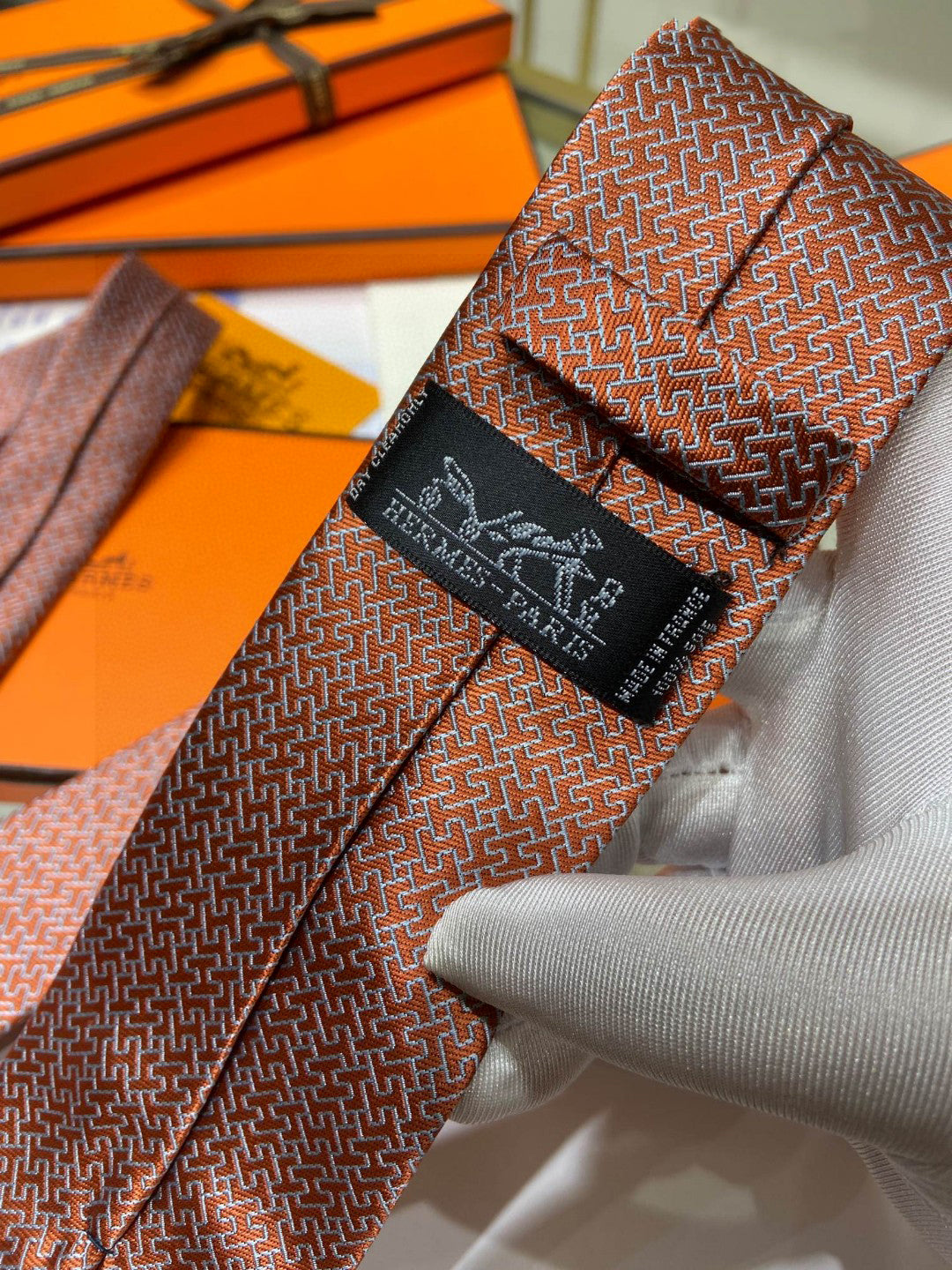 Twill silk hollow H letter tie 1824053005