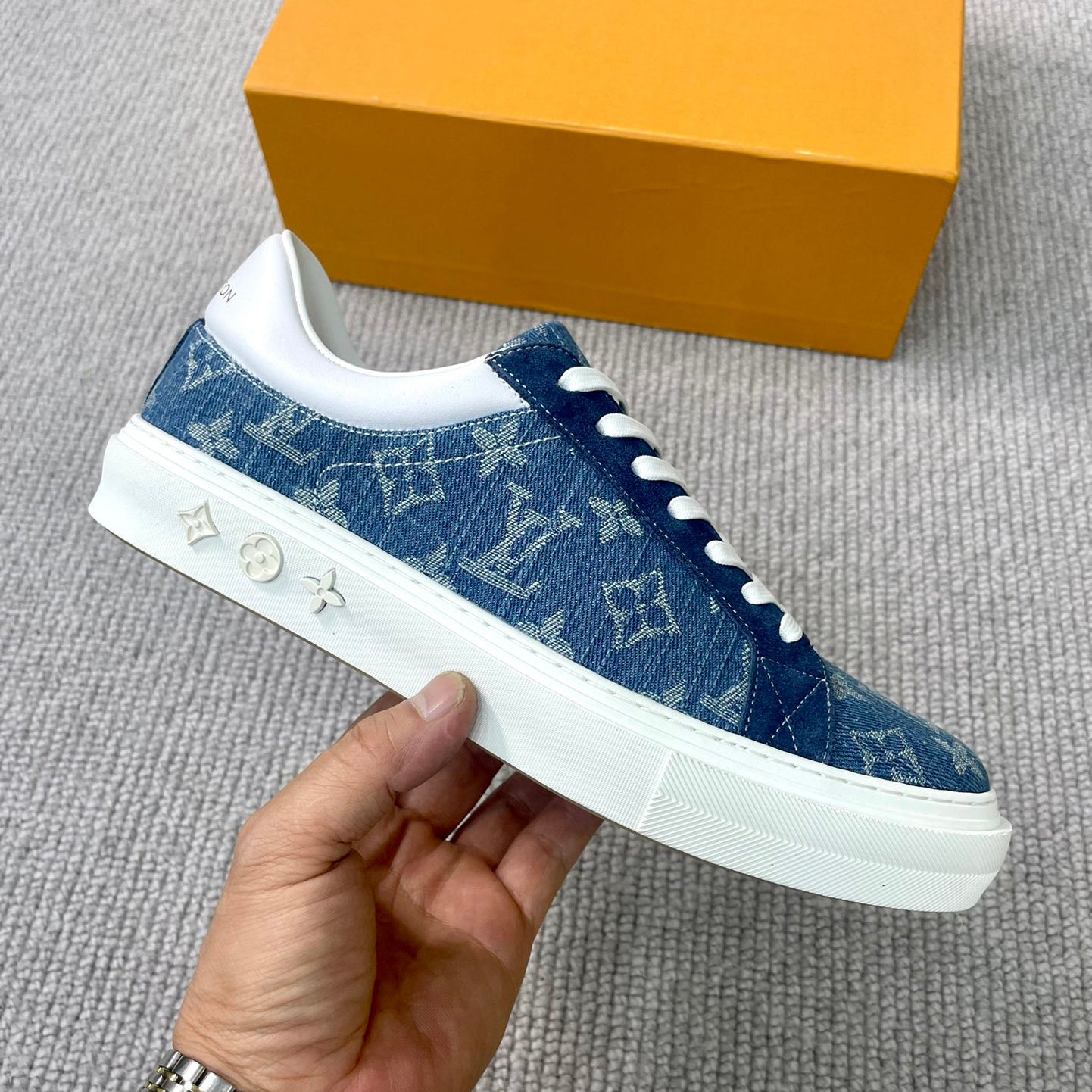 L fashionable casual sneakers 1824070203