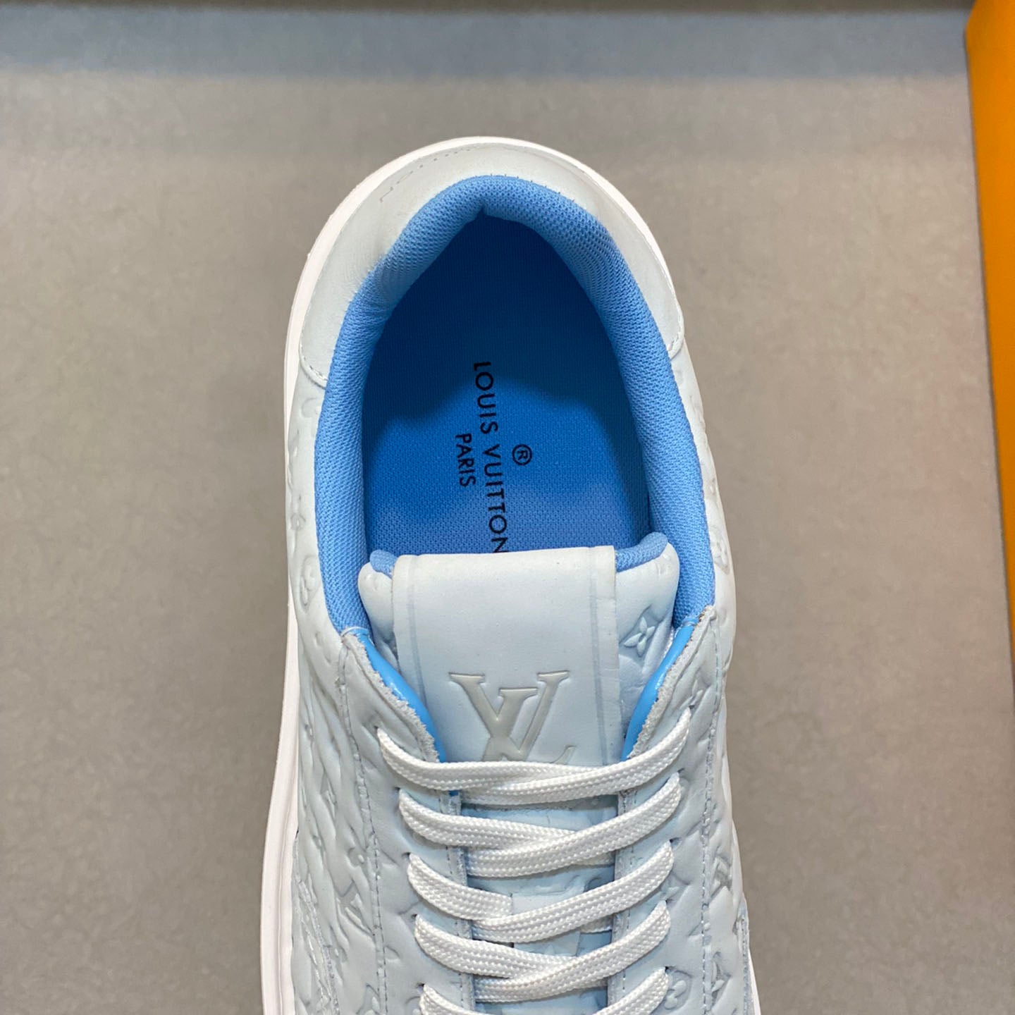 L Casual embossed sneakers 1824081201