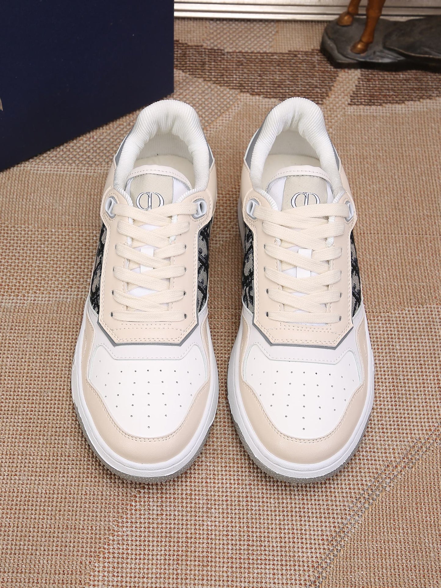 CD B27 Low Top Oblique Sneaker 1825052703