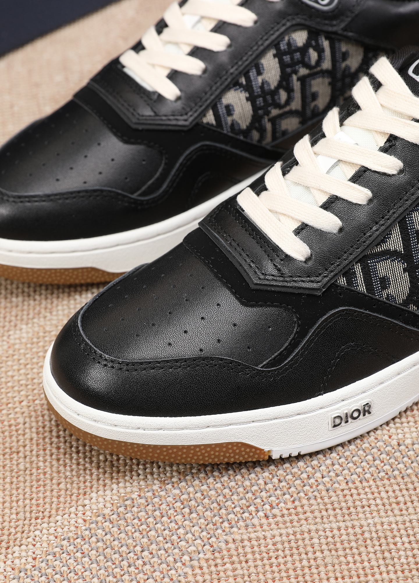 CD B27 Low Top Oblique Sneaker 1825052703