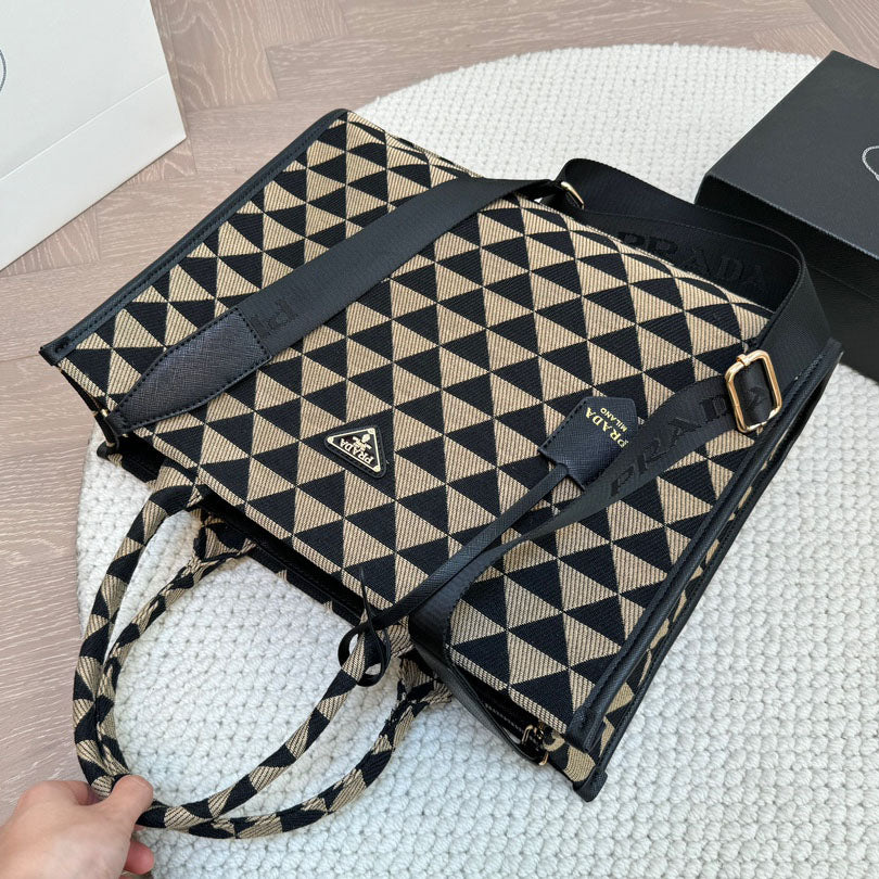 PR handbag 1824082611