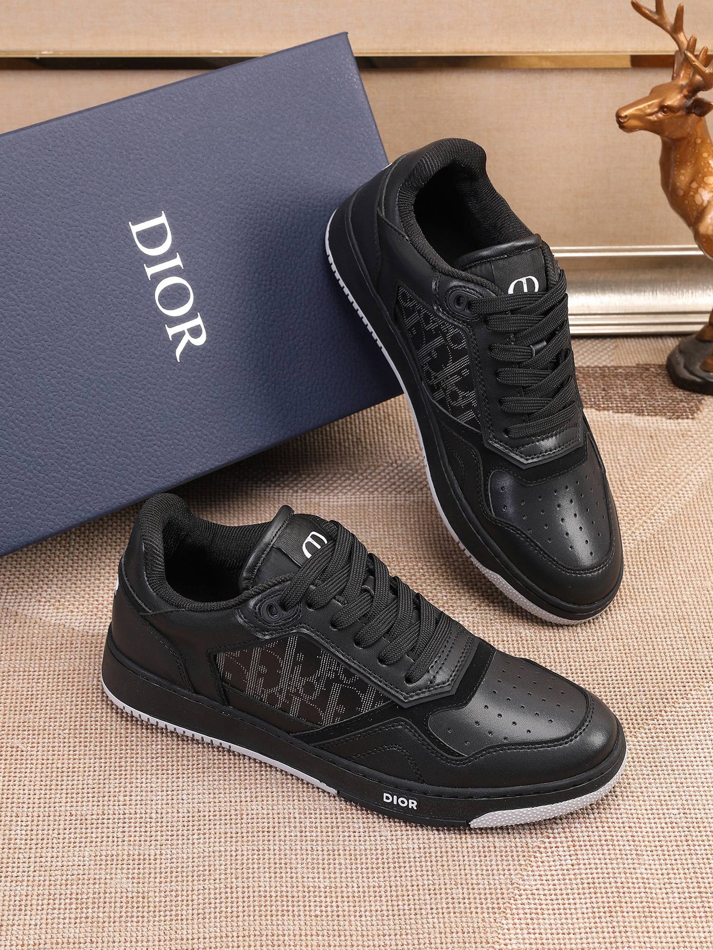 CD B27 Low Top Oblique Sneaker 1825052704