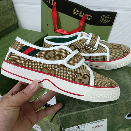 New style magic buckle loafers for couples PD10070601