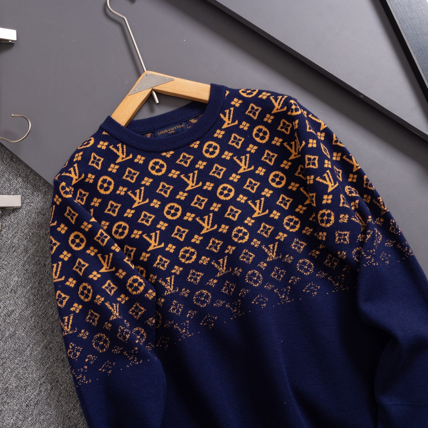 LV Gradient sweater 1824102102