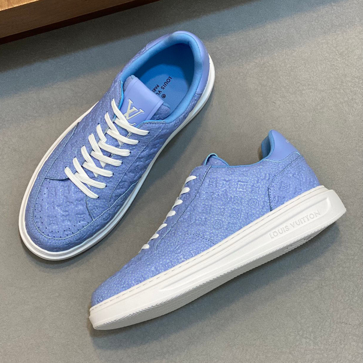 L Casual embossed sneakers 1824081201