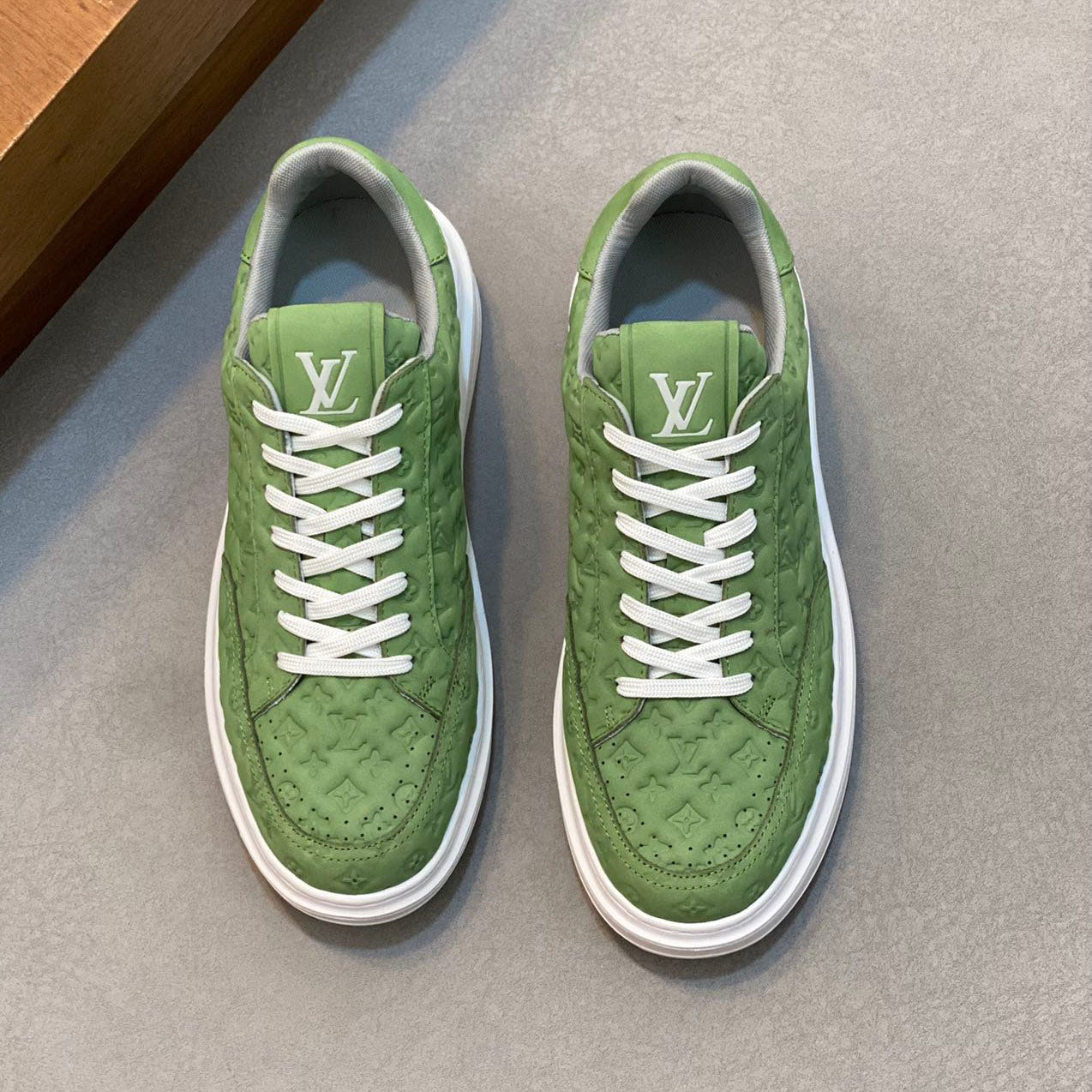 L Casual embossed sneakers 1824081201