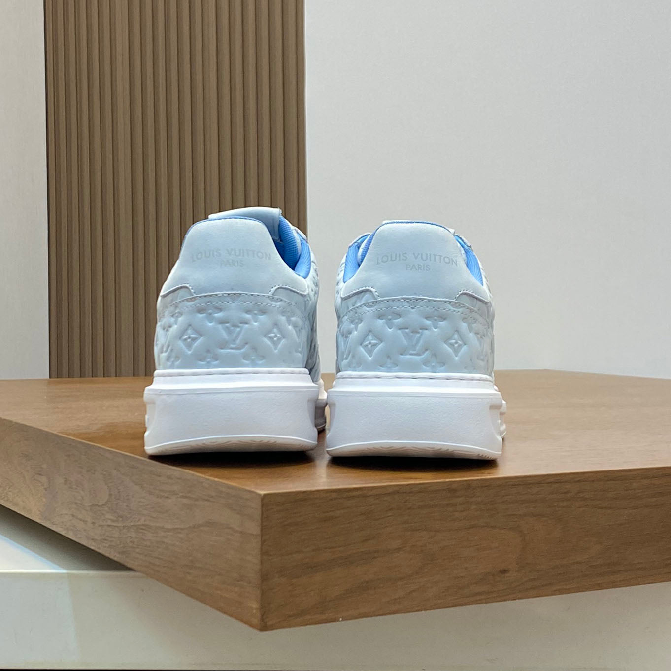 L Casual embossed sneakers 1824081201