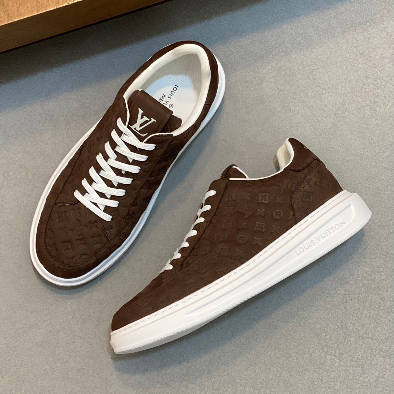 L Casual embossed sneakers 1824081201