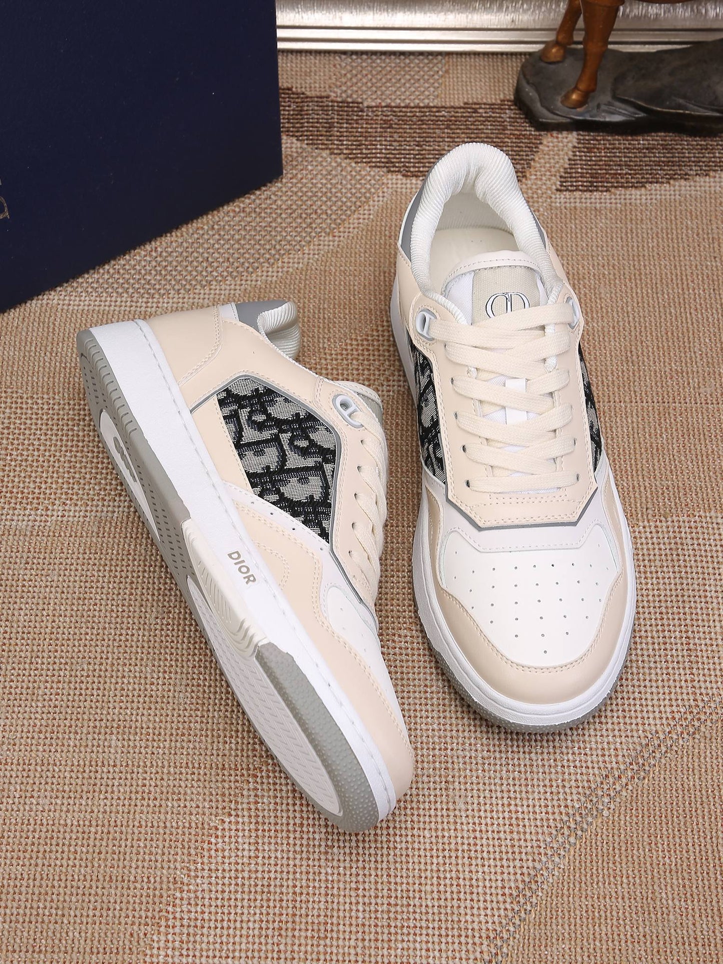 CD B27 Low Top Oblique Sneaker 1825052703