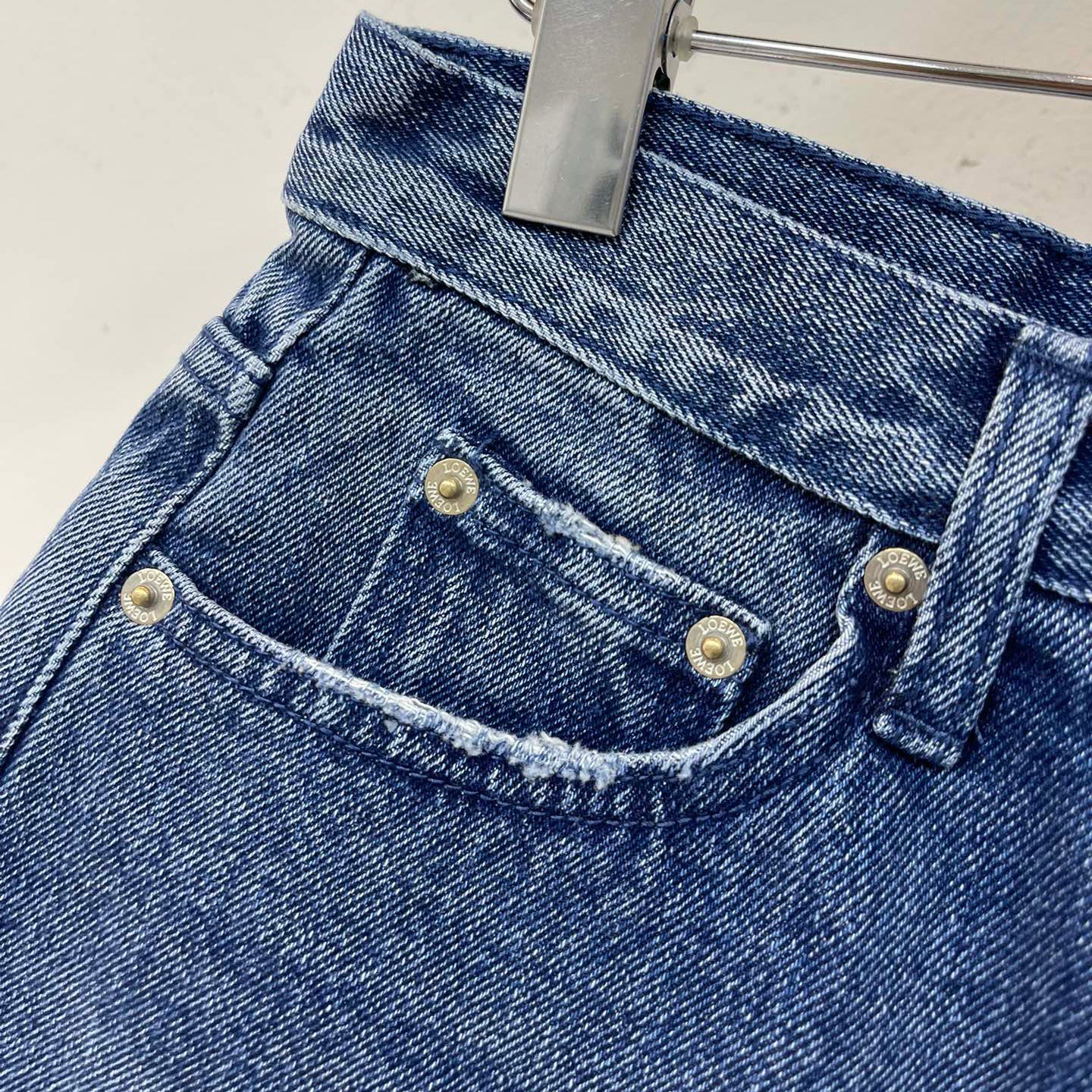 Embroidered logo shorts on back pocket 1025050807