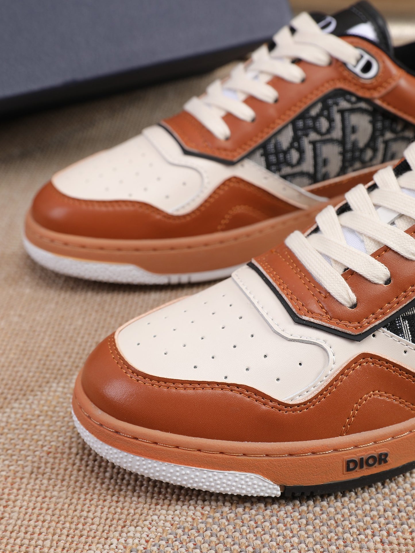 CD B27 Low Top Oblique Sneaker 1825052703