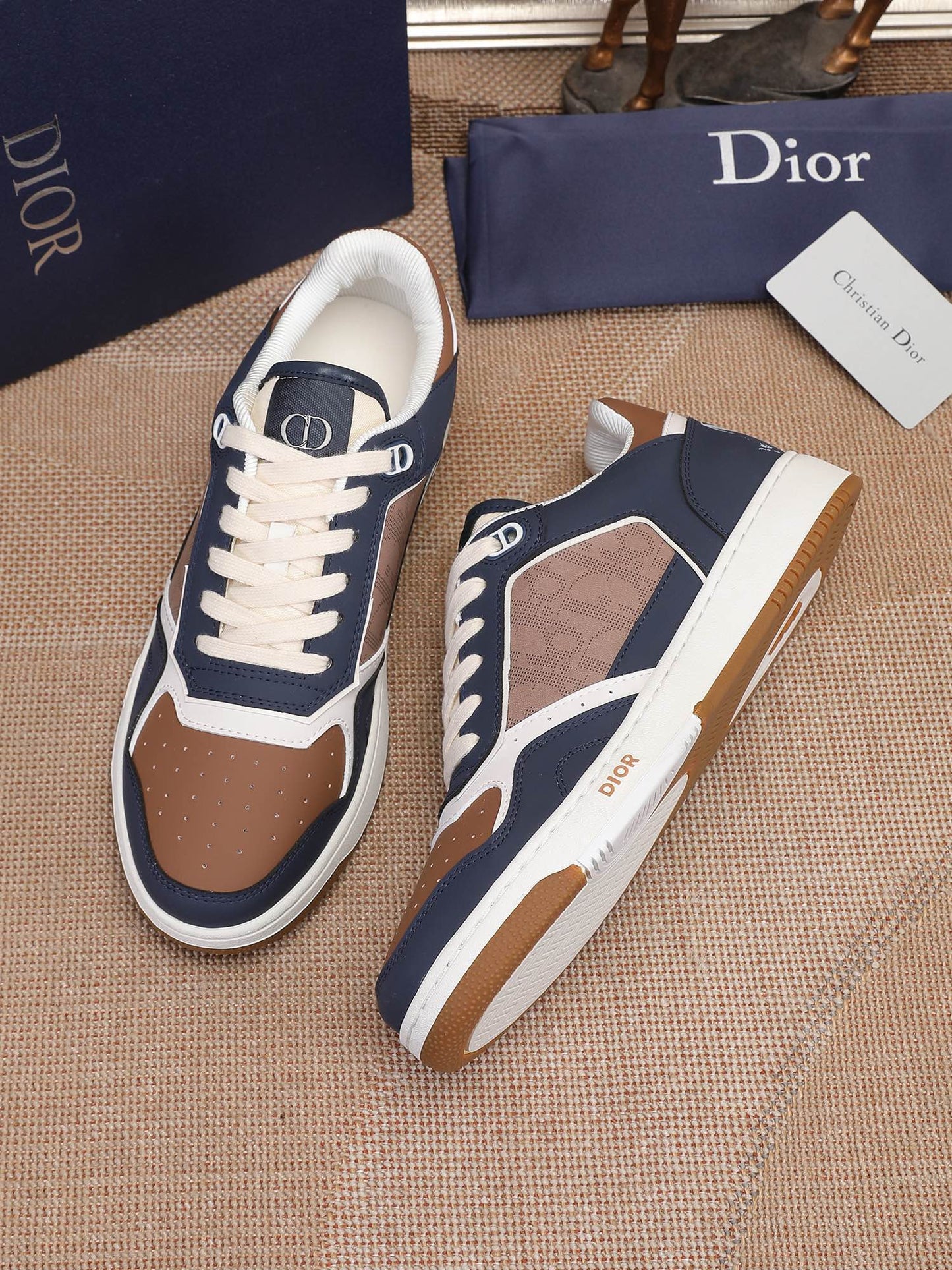 CD B27 Low Top Oblique Sneaker 1825052704