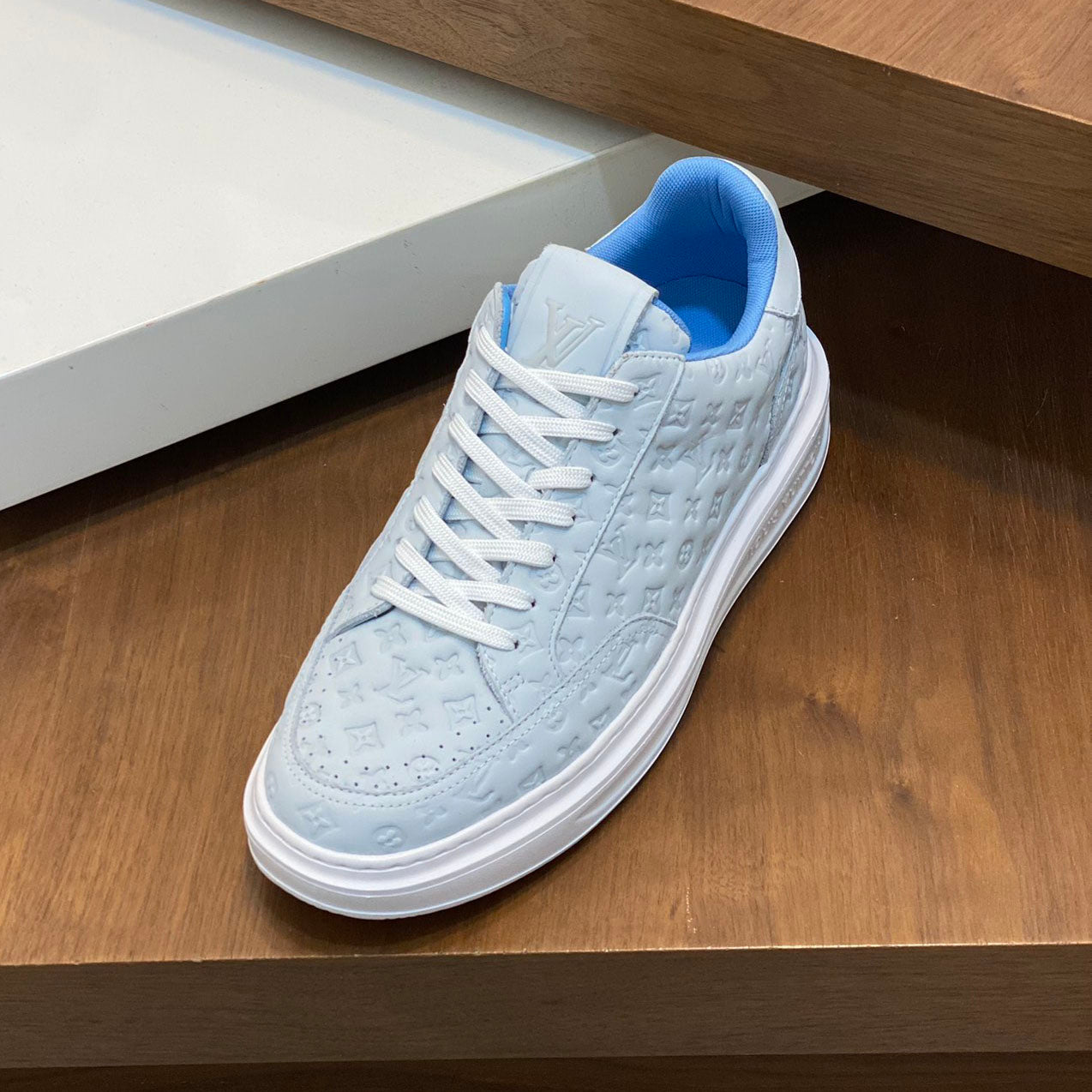 L Casual embossed sneakers 1824081201