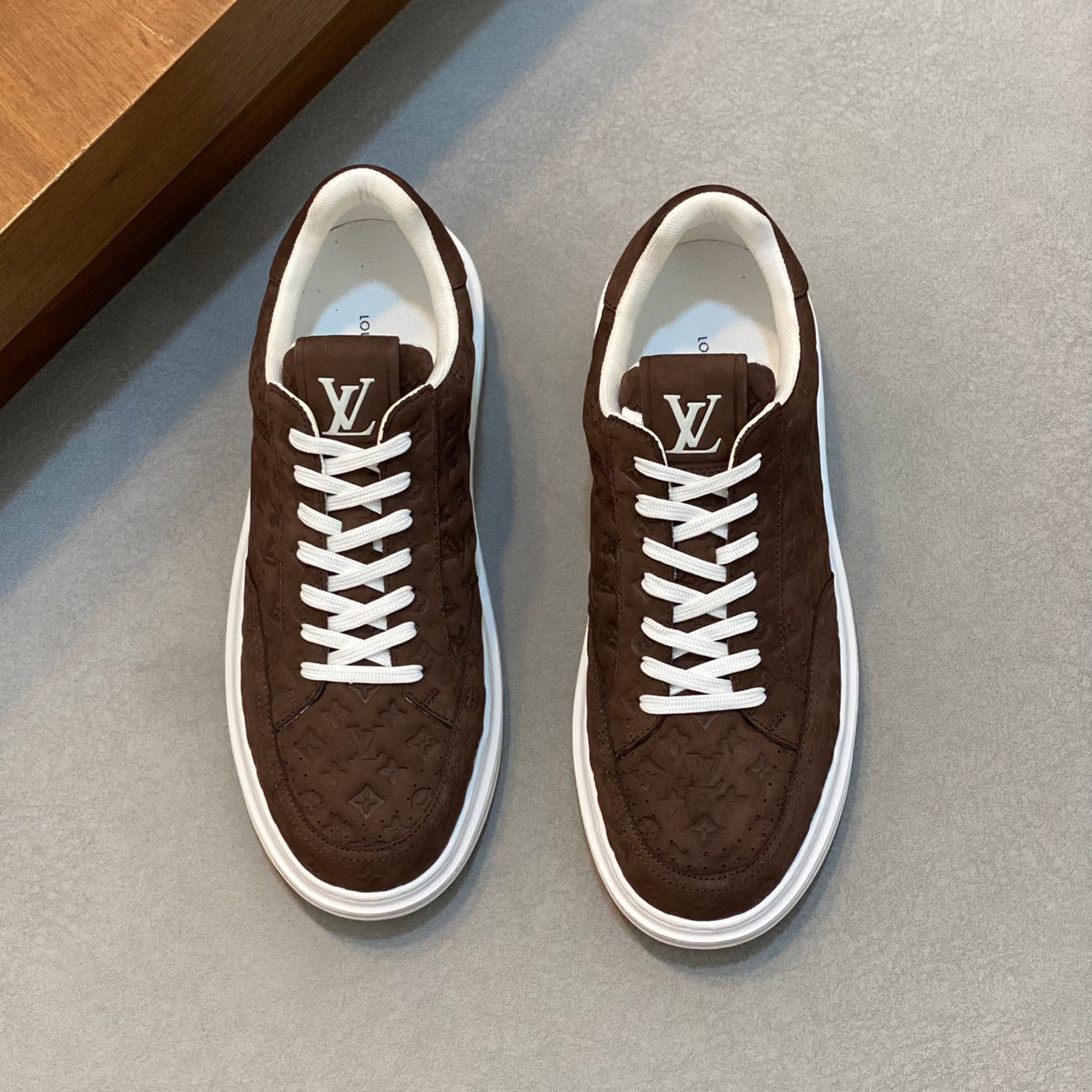 L Casual embossed sneakers 1824081201