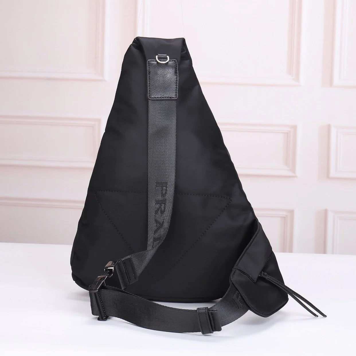 New fashionable and versatile men's chest bag 1024011916