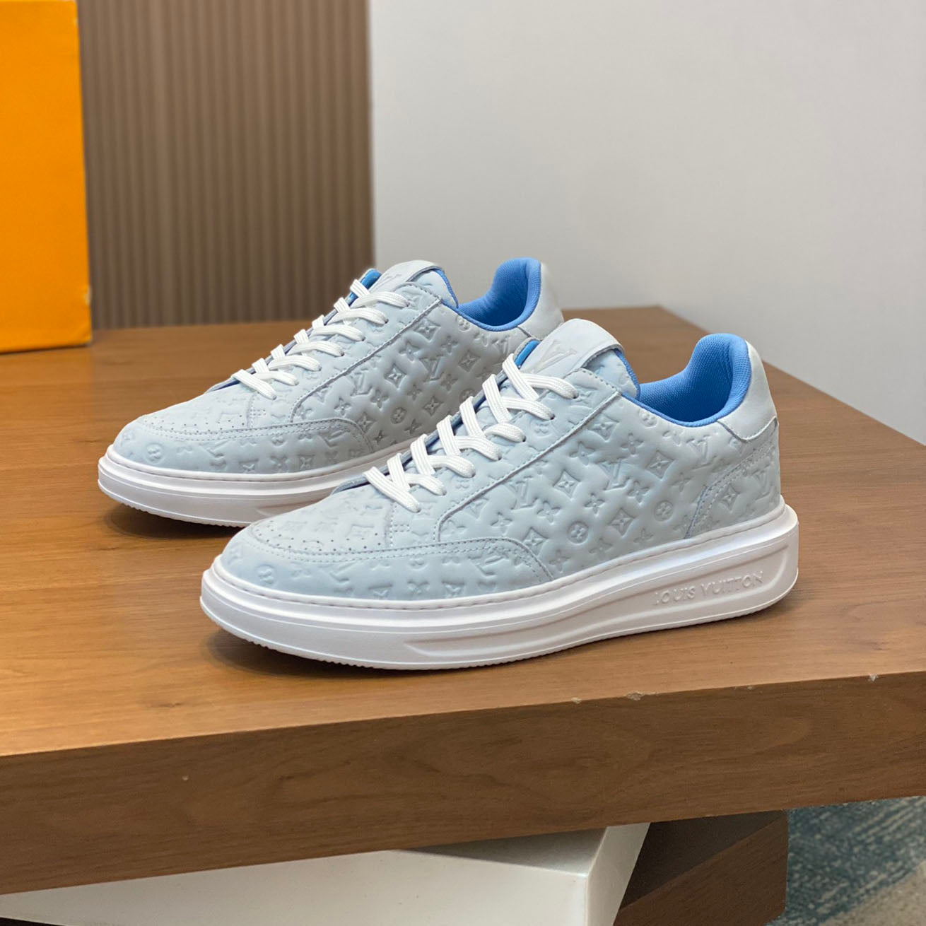 L Casual embossed sneakers 1824081201