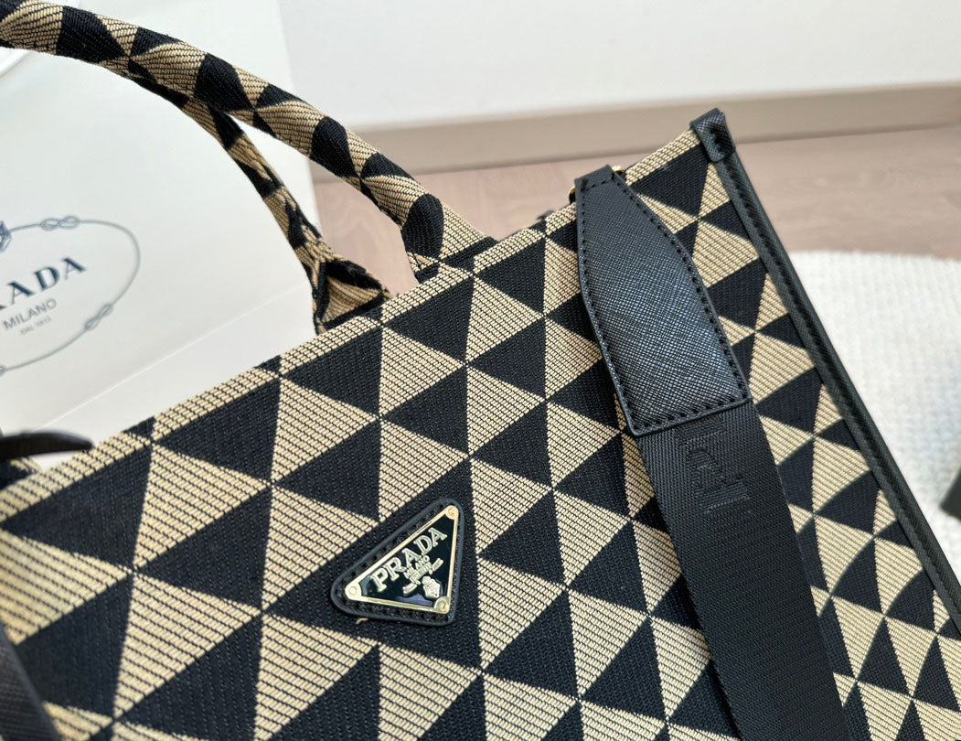 PR handbag 1824082611