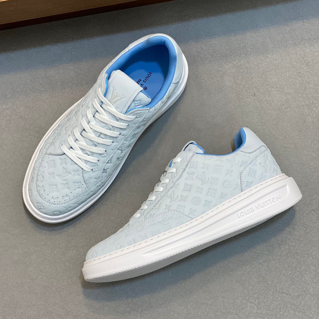 L Casual embossed sneakers 1824081201