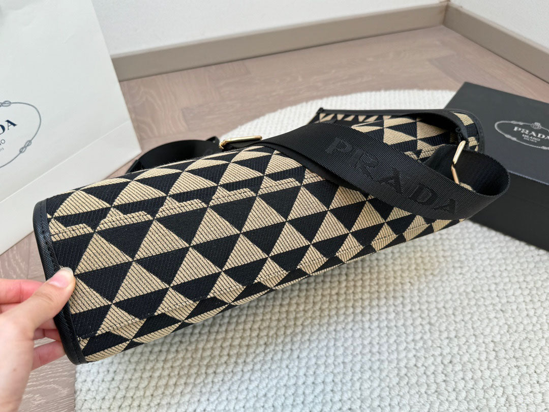 PR handbag 1824082611