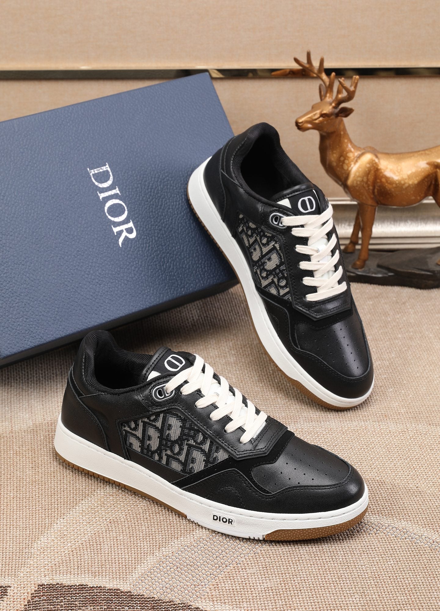 CD B27 Low Top Oblique Sneaker 1825052703