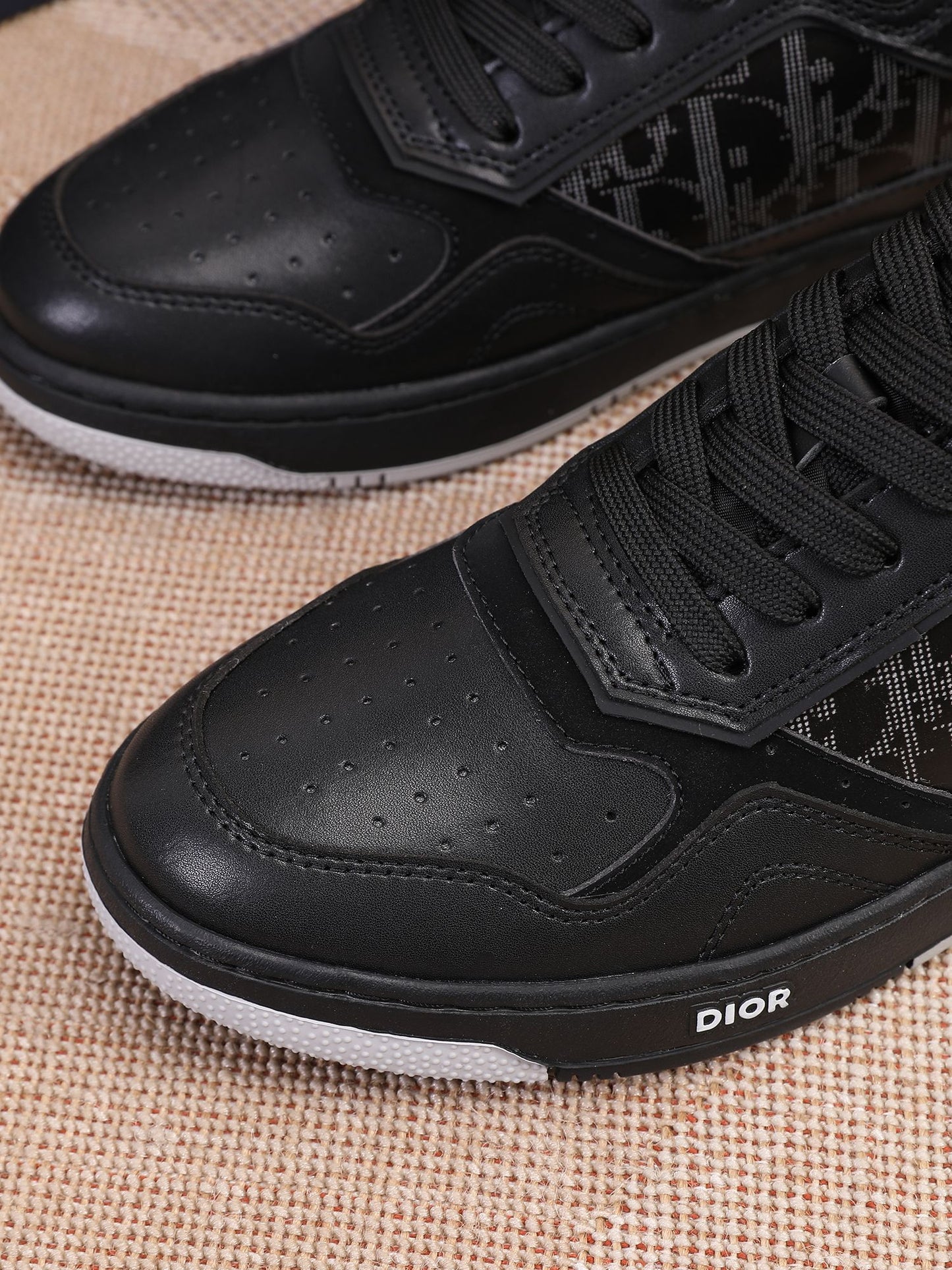 CD B27 Low Top Oblique Sneaker 1825052704